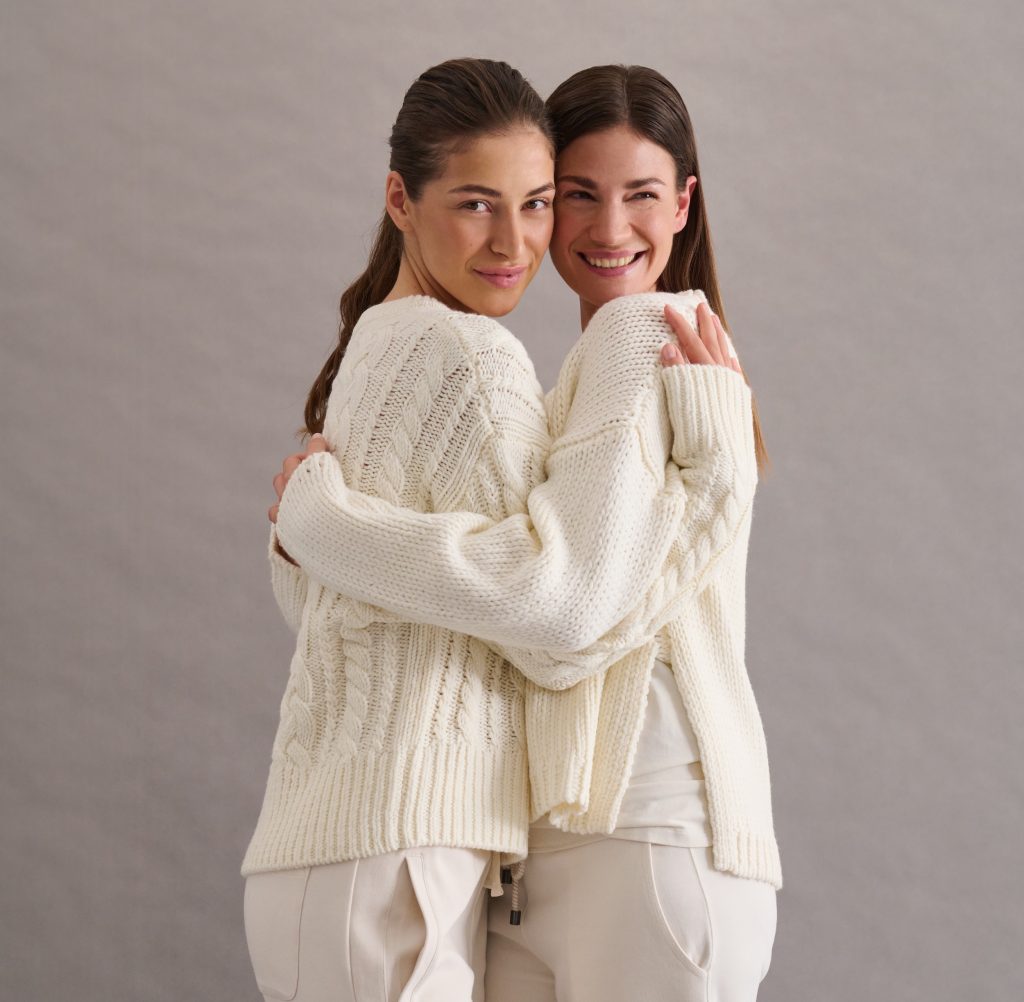 Zwei Frauen in JUVIA Lounge Wear