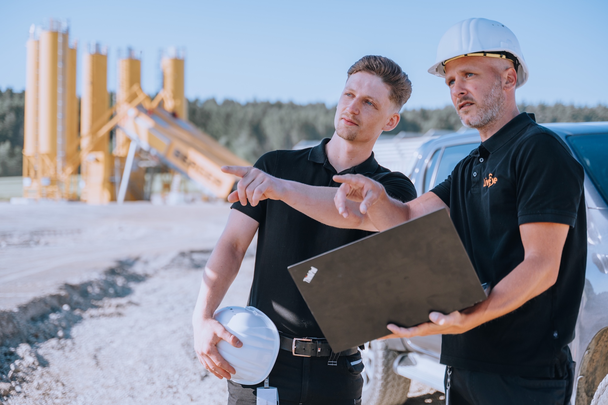 Zwei Männer auf einer Baustelle planen