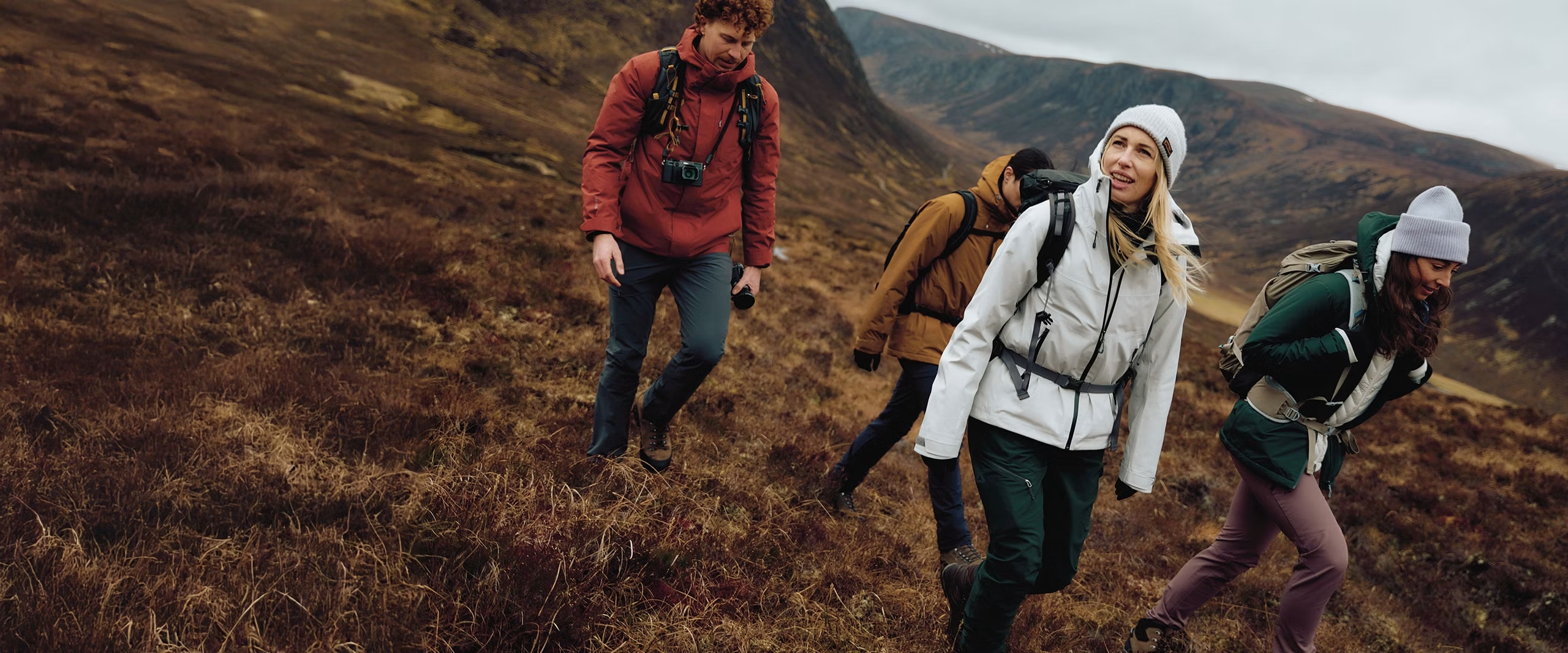 Menschen in Schoeffel-Kleidung beim Wandern